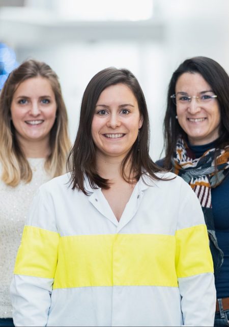 Un groupe de 5 collaborateurs de la branche Lait pose en groupe