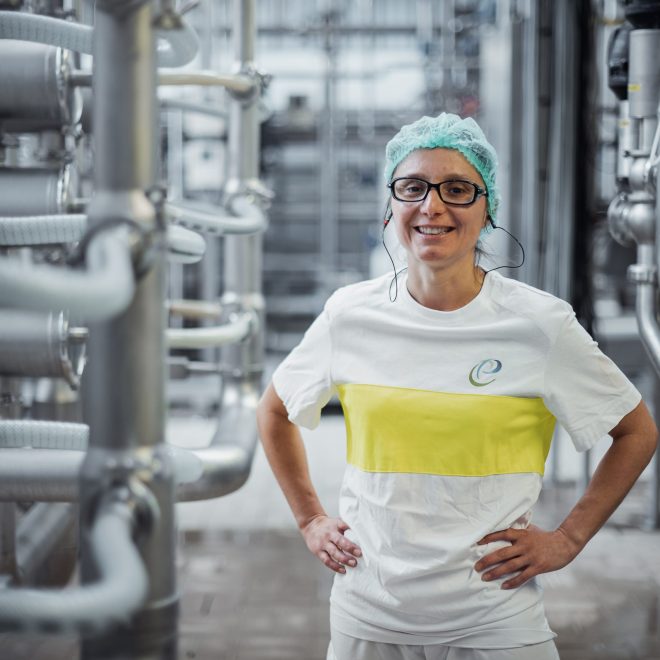 Collaboratrice d'Agrial, branche Lait. Elle porte des EPI et se trouve dans ne usine de la branche Lait. Collaboratrice d'Agrial, branche Lait. Elle porte des EPI et se trouve dans ne usine de la branche Lait.
