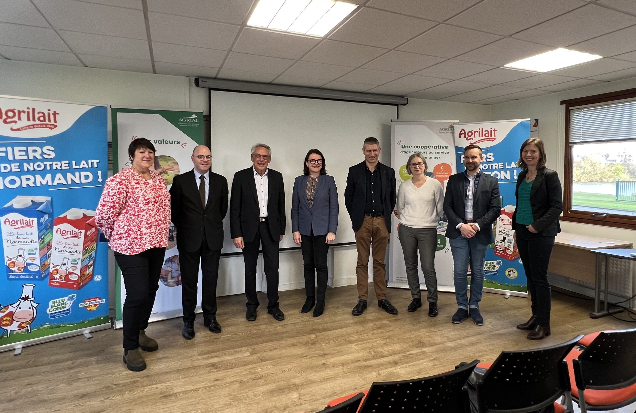 Lait solidaire : Agrial et TetraPak s’engagent aux côtés des Banques Alimentaires de l’Ouest pour lutter contre la précarité alimentaire ! De gauche à droite sur la photo : Régine Roué, Arnaud Sorge, Gilles LE POTTIER, Laurence Maillart-Méhaignerie, Pascal Le Brun, Régine Vacher, Yohan Beaumier, Nathalie JULIA. En présence de Loïg Chesnais-Girard et de Laurent VADOT.