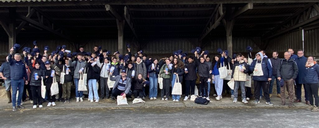 des collégiens visitent une exploitation agricole