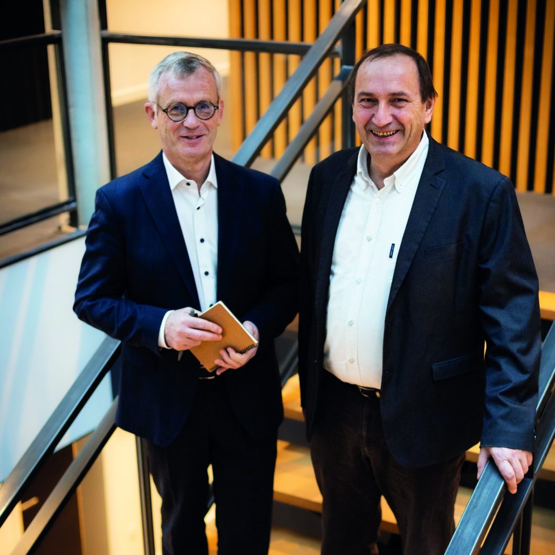 Ludovic Spiers et Bernard Guillard, Directeur général et Président d'Agrial, posent dans les escaliers pour leur photo binôme Ludovic Spiers et Bernard Guillard, Directeur général et Président d'Agrial, posent dans les escaliers pour leur photo binôme