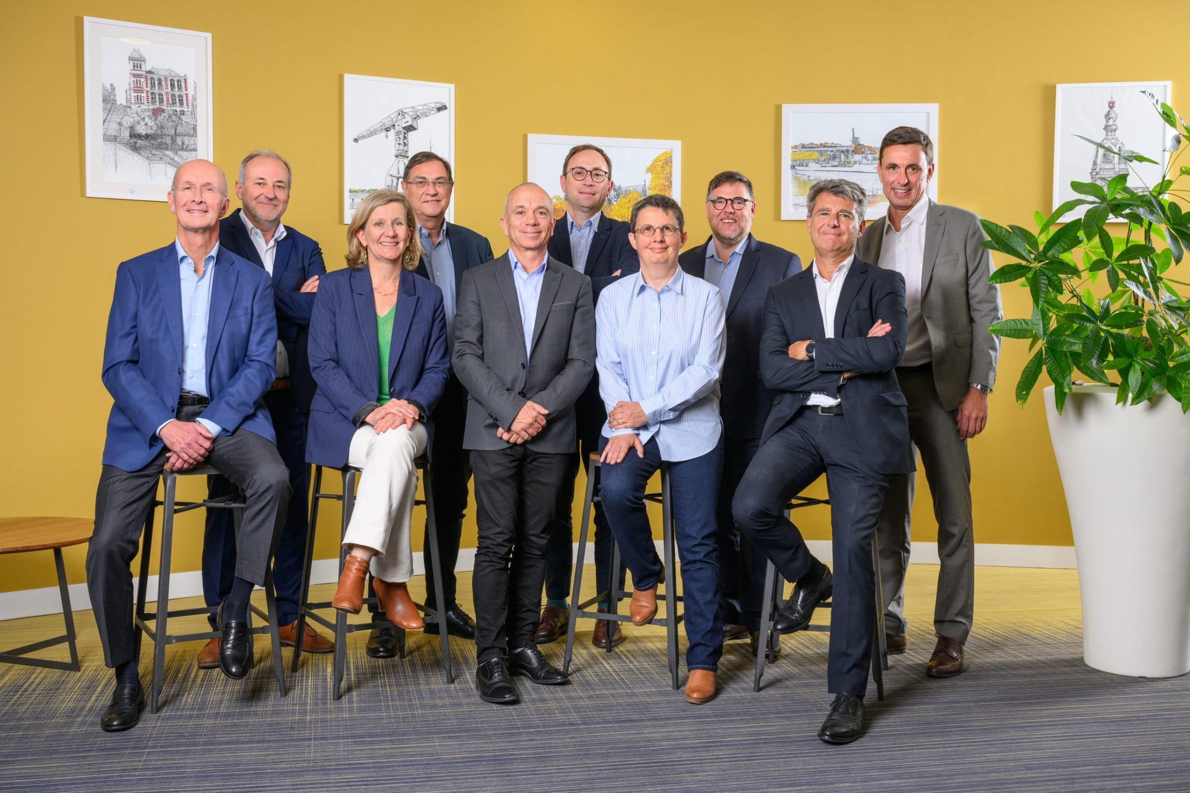 De gauche à droite : Gilles Rabouille, Directeur général de la branche Lait jusqu’au 31 décembre 2025, Stéphane Poyac, Directeur général de la branche Viandes, Sophie Maroulier, Directrice de la RSE, Jean-Marc Faujour, Directeur général de la branche Légumes, Julien Heillaut, Directeur général d’Agrial, Benjamin Dupuy, Directeur général de la branche Pommes & Boissons, Anne Fauvel, future Directrice générale de la branche Lait au 1er janvier 2026, Thomas Guerton, Directeur des ressources humaines, Yves Jacobs, Directeur finances et opérations et Nicolas Laigle, Directeur général de la branche Agriculture.