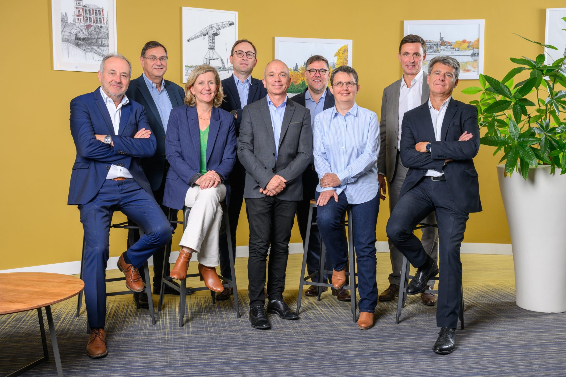 De gauche à droite : Gilles Rabouille, Directeur général de la branche Lait jusqu’au 31 décembre 2025, Stéphane Poyac, Directeur général de la branche Viandes, Sophie Maroulier, Directrice de la RSE, Jean-Marc Faujour, Directeur général de la branche Légumes, Julien Heillaut, Directeur général d’Agrial, Benjamin Dupuy, Directeur général de la branche Pommes & Boissons, Anne Fauvel, future Directrice générale de la branche Lait au 1er janvier 2026, Thomas Guerton, Directeur des ressources humaines, Yves Jacobs, Directeur finances et opérations et Nicolas Laigle, Directeur général de la branche Agriculture.